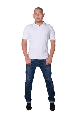 Beyaz polo gömlek ayakta giyen genç Asyalı Keller. T-shirt şablon kadar sahte
