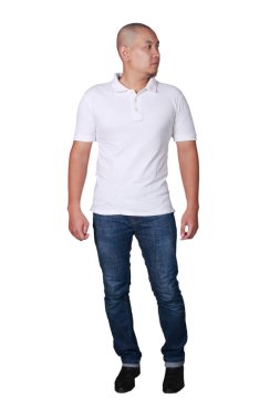 Beyaz polo gömlek ayakta giyen genç Asyalı Keller. T-shirt şablon kadar sahte