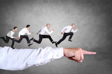 İş rekabet kavramı. İleriye doğru büyük bir lider el takip çalışan iş adamı