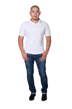 Beyaz polo gömlek ayakta giyen genç Asyalı Keller. T-shirt şablon kadar sahte