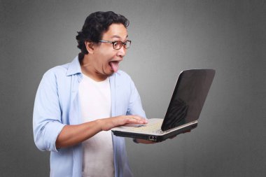 Küçük Asya giyen beyaz ve mavi gömlek çıkarmak onun olsun, komik ifade laptop arıyorum dostum. Vücut portre kadar kapatın