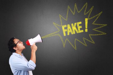 Küçük Asya megafon, sahte bir işareti ile kullanarak giyen beyaz ve mavi gömlek bağıran adam. Vücut portre kadar kapatın