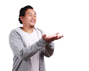 Beyaz gömlek ve bir şey, boş elinde gösterilen gri ceket giyen genç Asyalı adam alanı kopyalayın. Beyaz izole. Vücut portre kadar kapatın