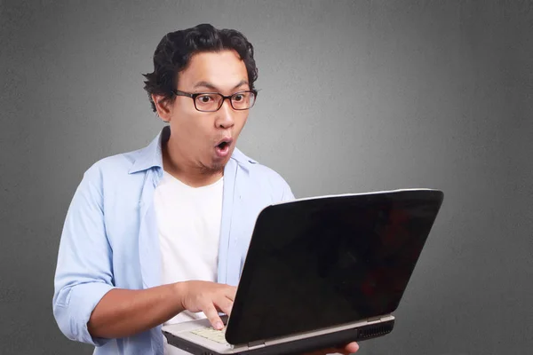 Jovem Asiático Vestindo Camisa Branca Azul Brincando Com Seu Laptop — Fotografia de Stock