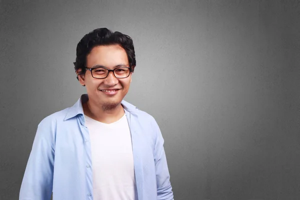 Joven Asiático Vestido Con Camisa Blanca Azul Expresión Sonriente Retrato — Foto de Stock