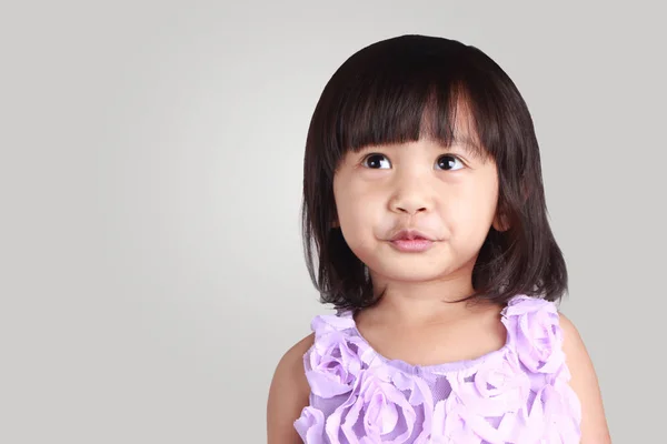 Милая Очаровательная Маленькая Азиатская Девочка Весело Улыбается Сером Фоне — стоковое фото