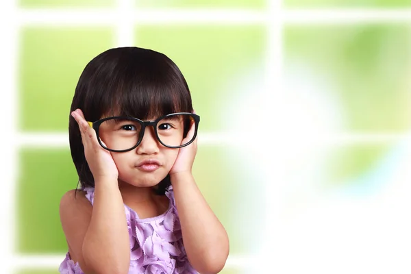 Junges Asiatisches Süßes Kleines Mädchen Lächelt Fröhlich Und Trägt Eine — Stockfoto