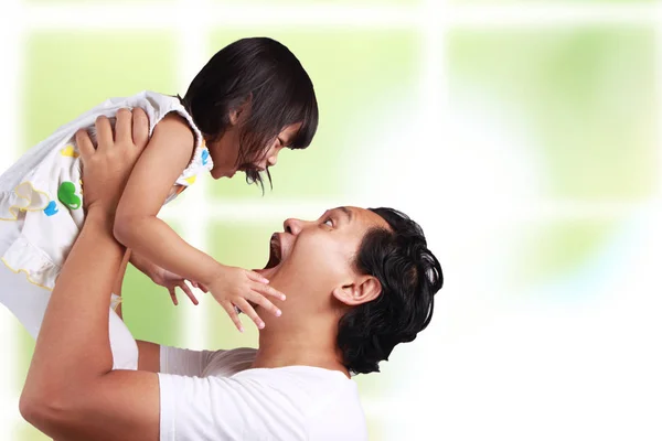 亚洲年轻的爸爸和他的女儿有乐趣 而在他的父亲的怀抱 幸福的家庭进行 — 图库照片