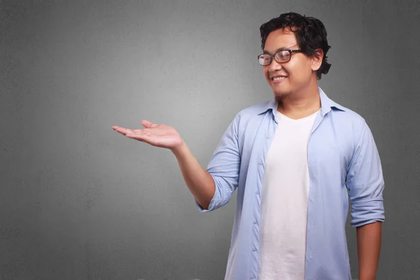 Joven Asiático Vestido Con Camisa Blanca Azul Mostrando Algo Mano — Foto de Stock