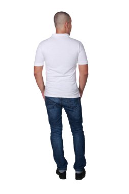 Adam ayakta poz giyen düz beyaz polo gömlek, boş t-shirt sahte yazdırma, tam vücut portre arka görünümü için