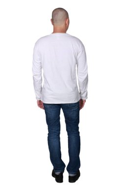 Adam ayakta poz giyen düz beyaz uzun kollu gömlek, boş t-shirt sahte yazdırma, tam vücut portre arka görünümü için