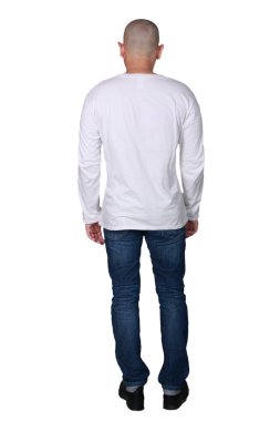 Adam ayakta poz giyen düz beyaz uzun kollu gömlek, boş t-shirt sahte yazdırma, tam vücut portre arka görünümü için