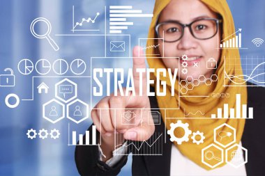 İş kavramı. Mutlu başarılı Asya muslimah işkadını tıklayın strateji kelime sanal ekran üstünde gülümseyen. Modern metin tipografi tasarım