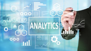 İş kavramı. Analytics sözcükleri sanal ekran üzerinde yazma iş adamı. Modern metin tipografi tasarım