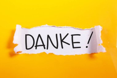 Danke, Almanca kelime mektup, Not kağıt parçası üzerinde yazılı teşekkür ederim. Motivasyonel iş tipografi tırnak kavramı 