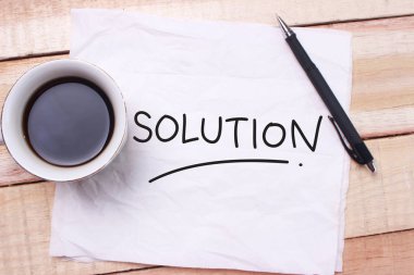 Çözüm kelime mektup, kağıt faturası, iş Danışma üstten görünüm parçası üzerinde yazılı. Motivasyonel iş tipografi tırnak kavramı 