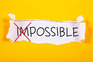 İmkansız mümkün kelime mektup, Not kağıt parçası üzerinde yazılı. Motivasyonel iş tipografi tırnak kavramı 