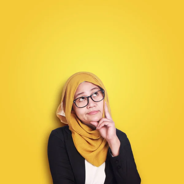 Asijské Muslimah Podnikatelky Brýle Výrazem Zvědavosti Myšlení Oranžové Pozadí Detail — Stock fotografie