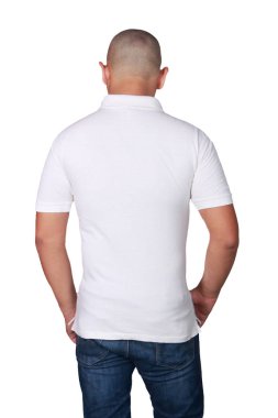 Adam ayakta poz giyen düz beyaz polo gömlek, yazdırma, arka görünüm portre için boş t-shirt sahte