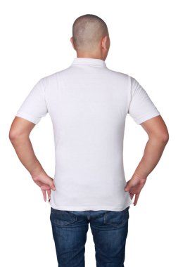 Adam ayakta poz giyen düz beyaz polo gömlek, yazdırma, arka görünüm portre için boş t-shirt sahte