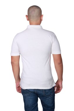Adam ayakta poz giyen düz beyaz polo gömlek, yazdırma, arka görünüm portre için boş t-shirt sahte