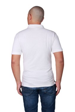Adam ayakta poz giyen düz beyaz polo gömlek, yazdırma, arka görünüm portre için boş t-shirt sahte