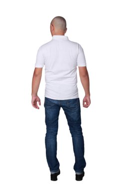 Adam ayakta poz giyen düz beyaz polo gömlek, boş t-shirt sahte yazdırma, tam vücut portre arka görünümü için