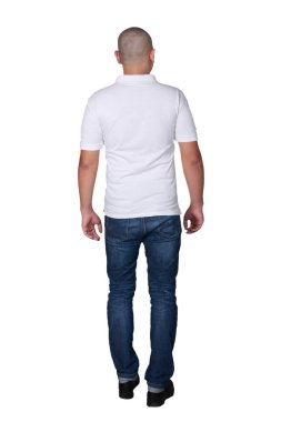 Adam ayakta poz giyen düz beyaz polo gömlek, boş t-shirt sahte yazdırma, tam vücut portre arka görünümü için