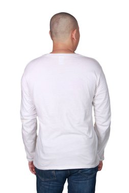 Adam ayakta poz giyen düz beyaz uzun kollu gömlek, yazdırma, arka görünüm portre için boş t-shirt sahte