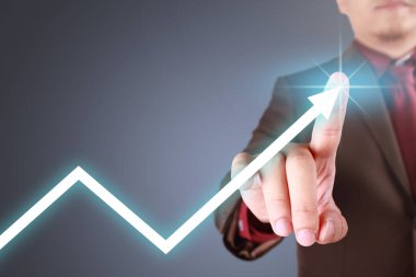 İş kavramı. İşadamı modern sanal ekran üzerindeki sucsess büyüme oku tıklatın