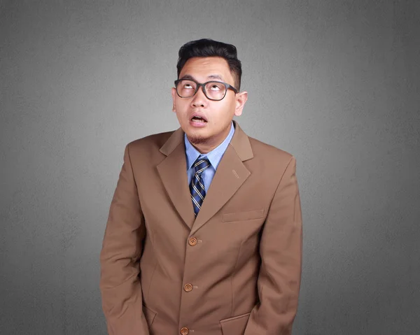 Ung Asiatisk Affärsman Som Bär Kostym Fundersam Förvirrade Uttryck Närbild — Stockfoto