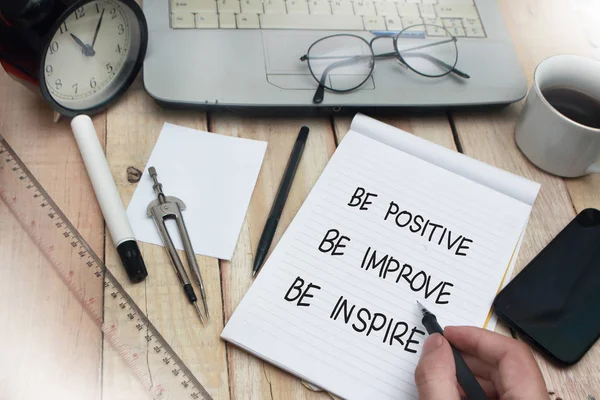 Vara Positivt Förbättra Inspirera Ord Brev Skrivet Anteckningar Arbete Skrivbord — Stockfoto