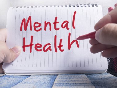 Ruh sağlığı kelime mektup, kağıt üzerinde iş masaüstü görünümü yazılı. Sağlık tipografi tırnak kavramı 