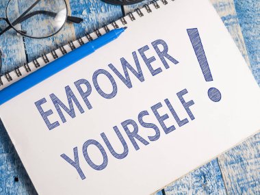 Güçlendirin, motivasyon iş kelimeleri tırnak kavramı kelime mektup, kağıt üzerinde iş Danışma üstten görünüm tipografi yazılı. 
