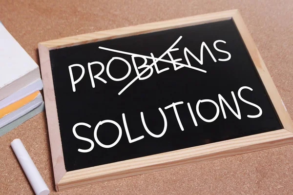 问题和解决方案字信 写在黑板上 办公桌顶部视图 动机商业排版报价概念 — 图库照片
