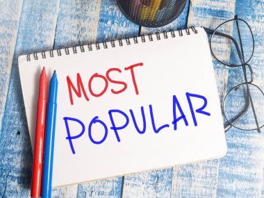 En popüler iş motivasyonel ilham verici tırnak, kelime tipografi üstten görünüm yazı kavramı