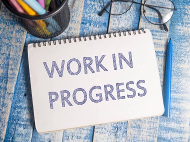 Yapım aşamasında, iş motivasyonel ilham verici tırnak, tipografi üstten görünüm kavramı harflerle kelimeler