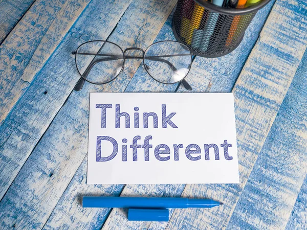 Think Different Citazioni Motivazionali Motivazionali Aziendali Parole Tipografia Top View — Foto Stock