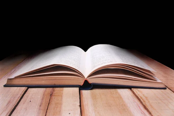Bildungskonzept Aufgeschlagenes Buch Auf Holztisch Vor Schwarzem Dunklem Hintergrund — Stockfoto