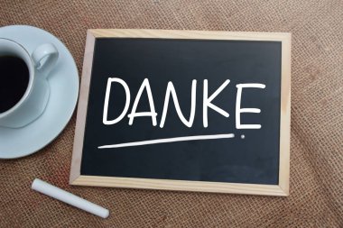 Danke, Almanca kelime mektup, yazı tahtası üzerinde yazılı teşekkür ederim. Motivasyonel iş tipografi tırnak kavramı 