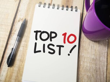 Top 10 listesi, iş motivasyonel ilham verici tırnak, tipografi üstten görünüm kavramı harflerle kelimeler