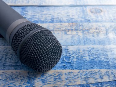 Mikrofon kopya alanı ile. Mic mavi ahşap zemin üzerinde. Şarkı karaoke şarkı kavramı