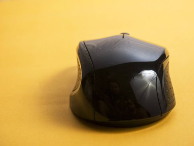 Kablosuz bilgisayar fare üzerinde turuncu arka plan görüntüsünü kapatın. Masaüstü üstten görünüm office tablo kavramı