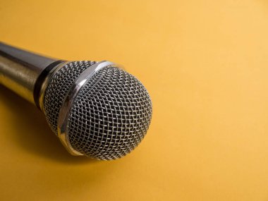 Mikrofon kopya alanı ile. Turuncu arka plana Mic. Şarkı karaoke şarkı kavramı