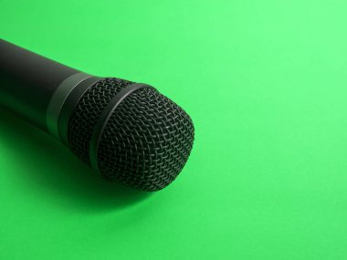 Mikrofon kopya alanı ile. Yeşil arka plan Mic. Şarkı karaoke şarkı kavramı