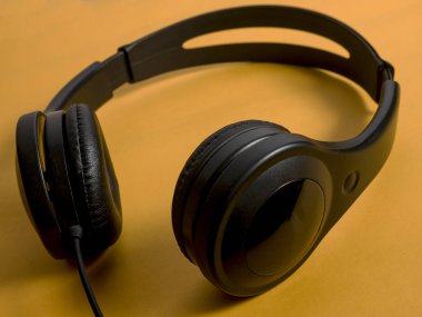 Kulaklık. Kulaklık turuncu zemin üzerine. Müzik ses konsepti