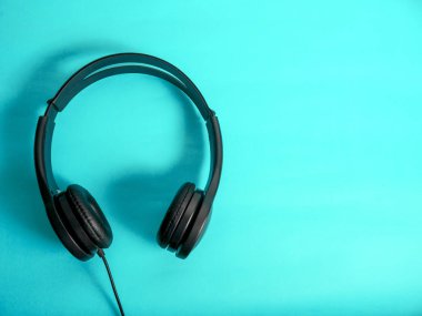 Kulaklık. Mavi arka plan üzerinde kulaklık. Müzik ses konsepti