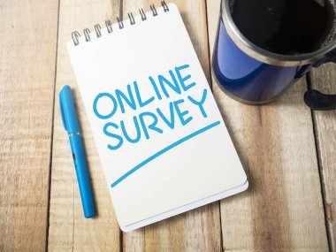 Online anket, iş motivasyonel ilham verici tırnak, tipografi üstten görünüm kavramı harflerle kelimeler