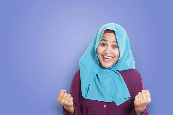 Potret Sukses Indah Muslim Pengusaha Mengenakan Jilbab Menunjukkan Kemenangan Gesturover — Stok Foto