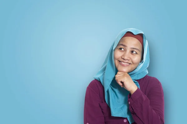 Donna Musulmana Asiatica Che Indossa Hijab Blu Con Espressione Pensante — Foto Stock